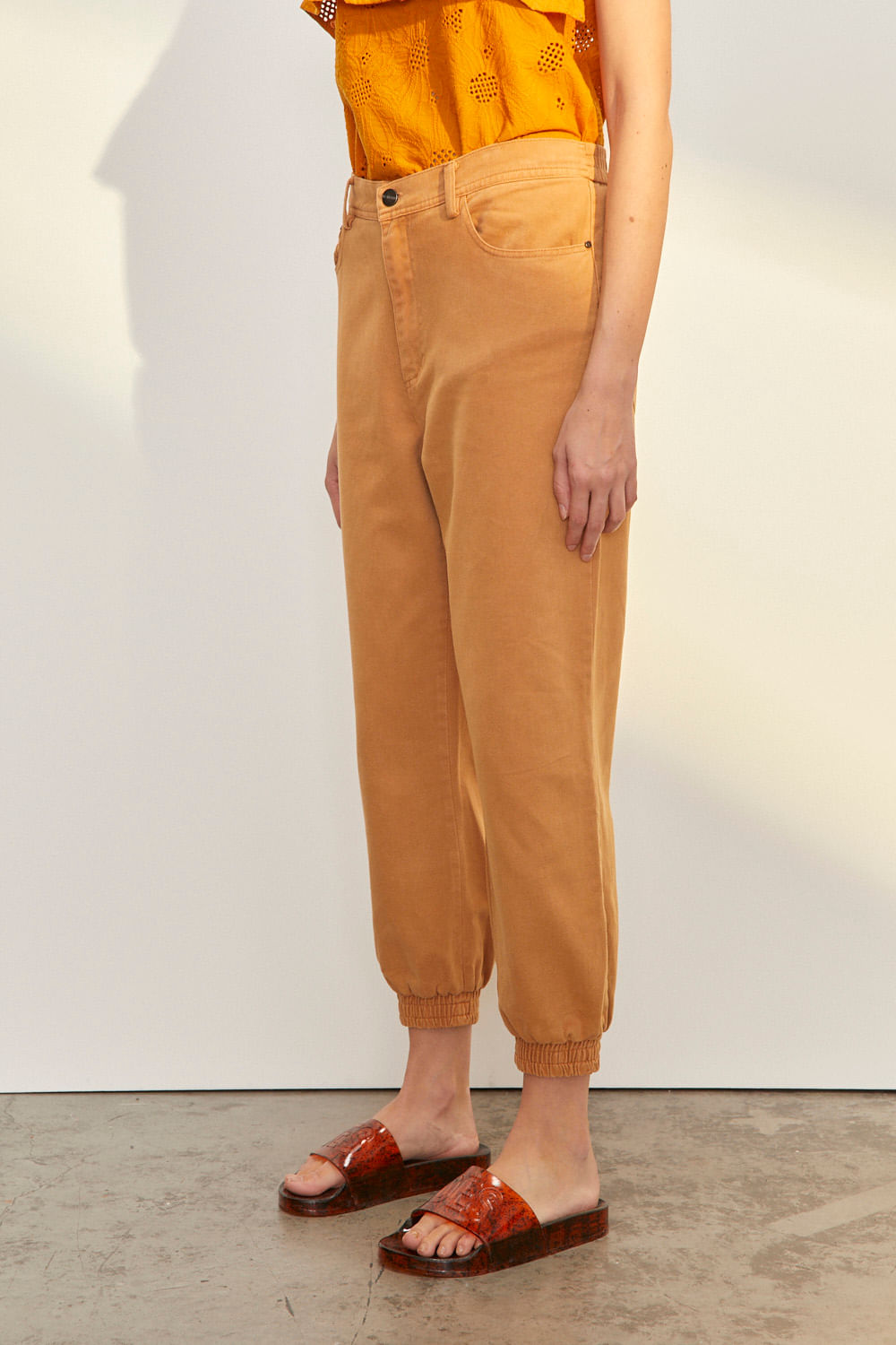 Pantalón gabardina cargo — imagen 2