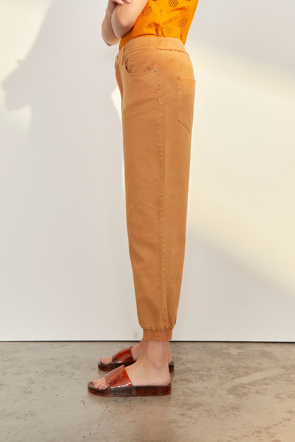 Pantalón gabardina cargo — imagen 3