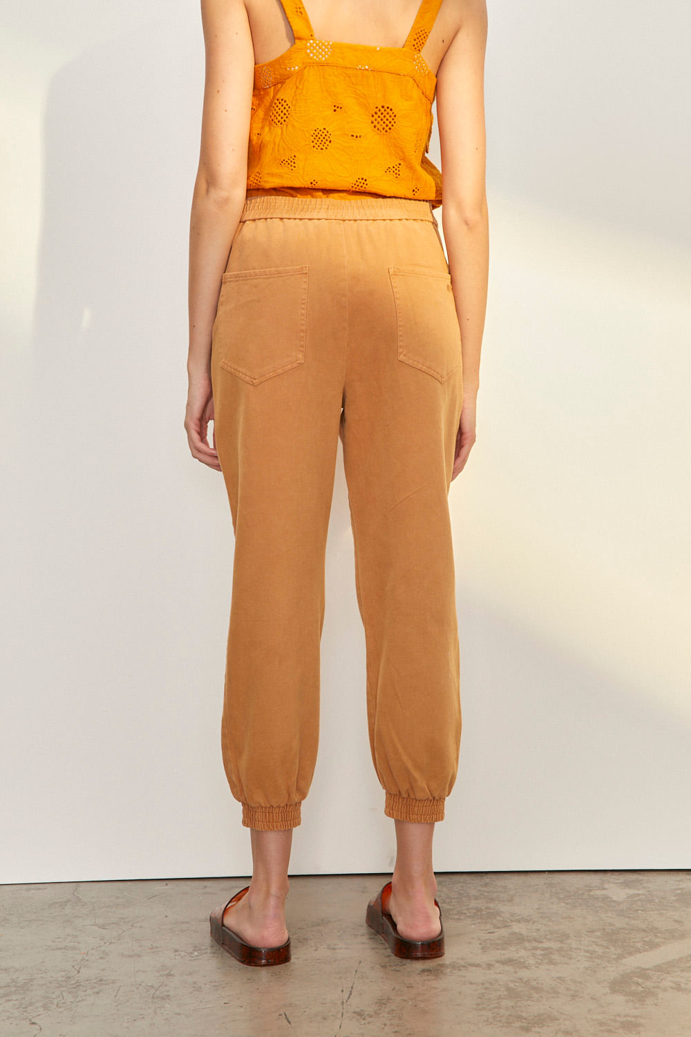 Pantalón gabardina cargo — imagen 4