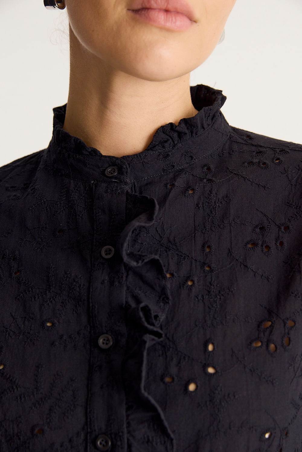 Camisa broderie con ruffles y cuello de Desiderata — imagen 4
