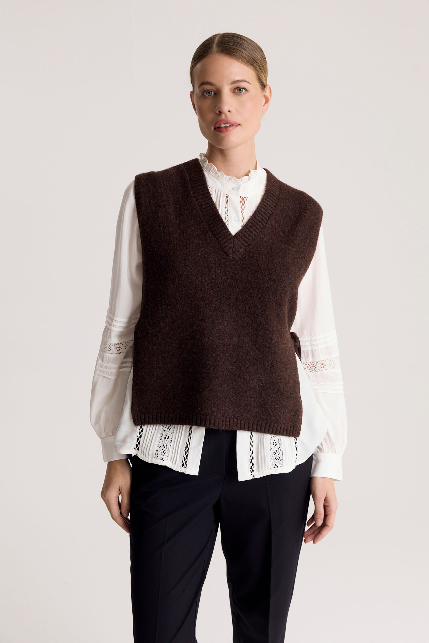 CHALECO V NECK SLIT — imagen 2