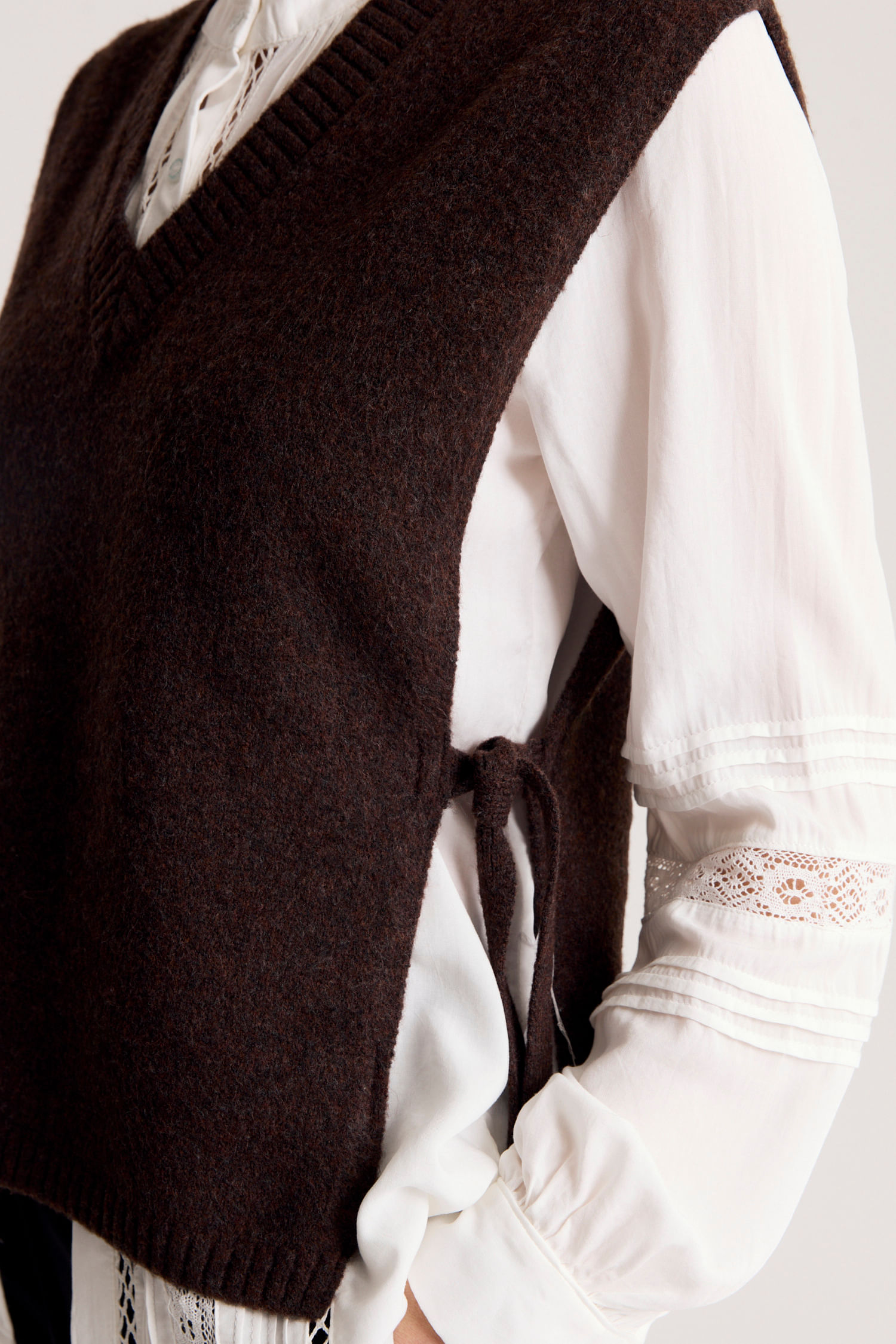 CHALECO V NECK SLIT — imagen 4