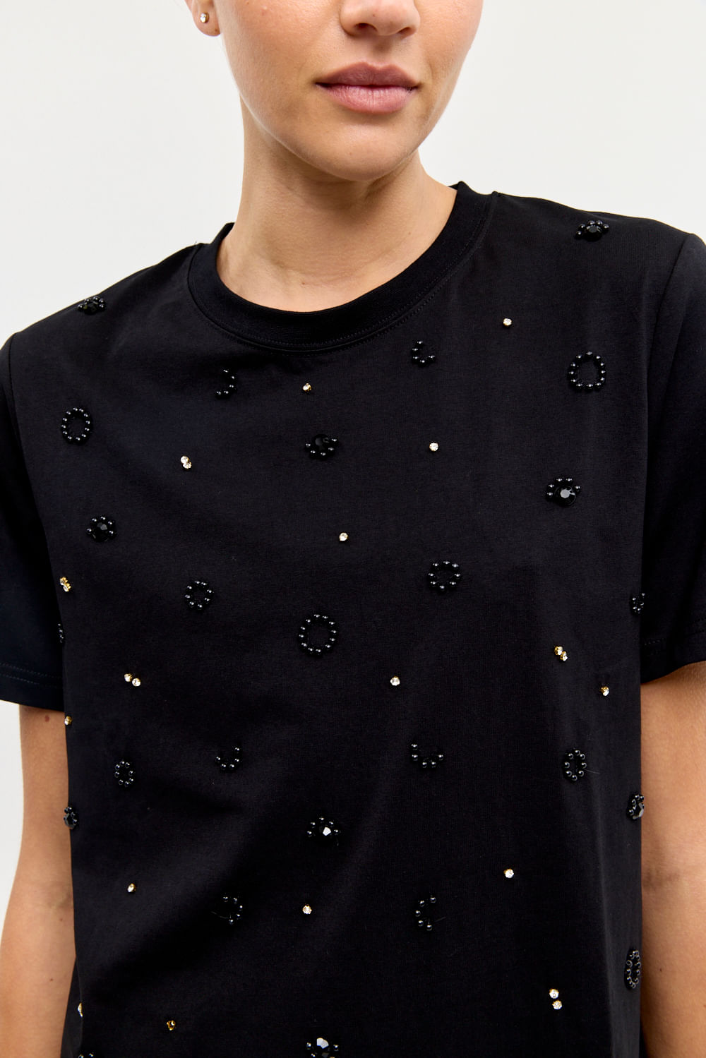 REMERA EMBELLISH PEARLS — imagen 2