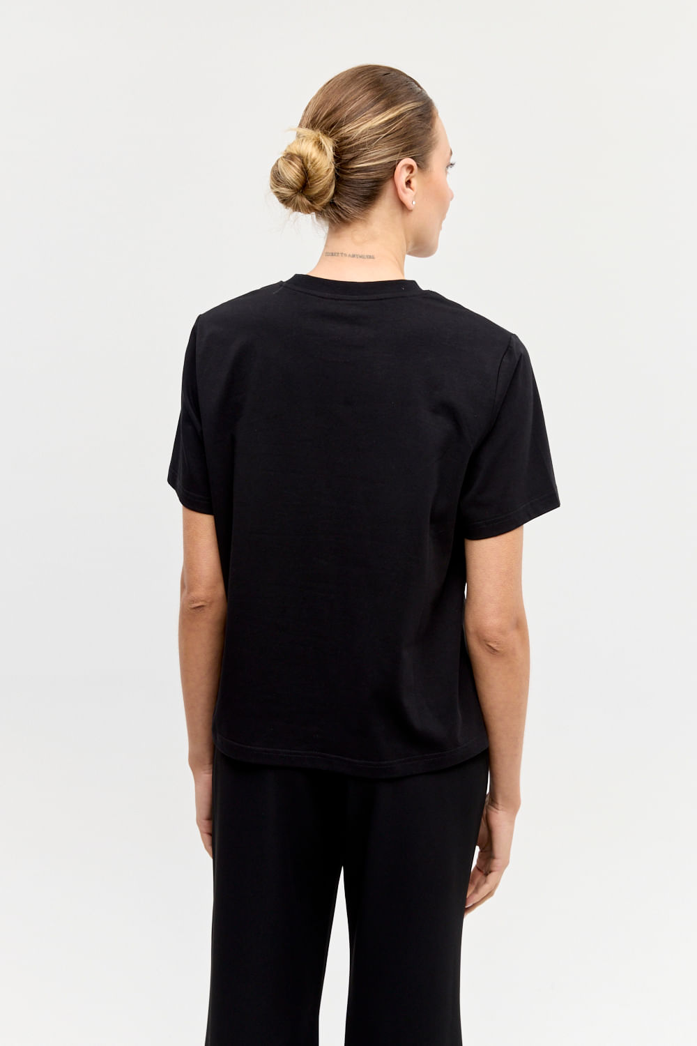 REMERA EMBELLISH PEARLS — imagen 4